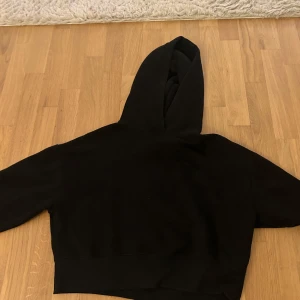 Svart croppad hoodie - Säljer en svart croppad hoodie med långa ärmar. Typ aldrig använd och super bra skick!