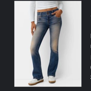 Blå bootcut jeans - Helt nya! Prislappen finns kvar! Snygga blå bootcut jeans med en klassisk femficksdesign. De har en lätt slitning på låren och en bekväm passform som framhäver benen. Perfekta för en avslappnad stil.