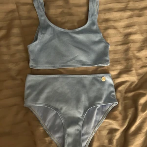Kappahl bikini - Säljer pågrund av att den är för liten, använd några gånger. Liten defekt, kolla sista bilden. Pris kan diskuteras ❤️