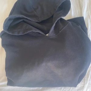 Svart hoodie från H&M - Säljer en klassisk svart hoodie från H&M, bra skick.