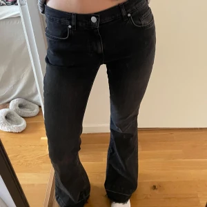 Svarta bootcut jeans - Snygga svarta bootcut jeans med låg midja. Perfekta för en avslappnad stil. Klassisk femficksdesign och knappgylf. ”Vanlig” baksida med fickor. Använt jeansen en gång. Storlek är 25/32