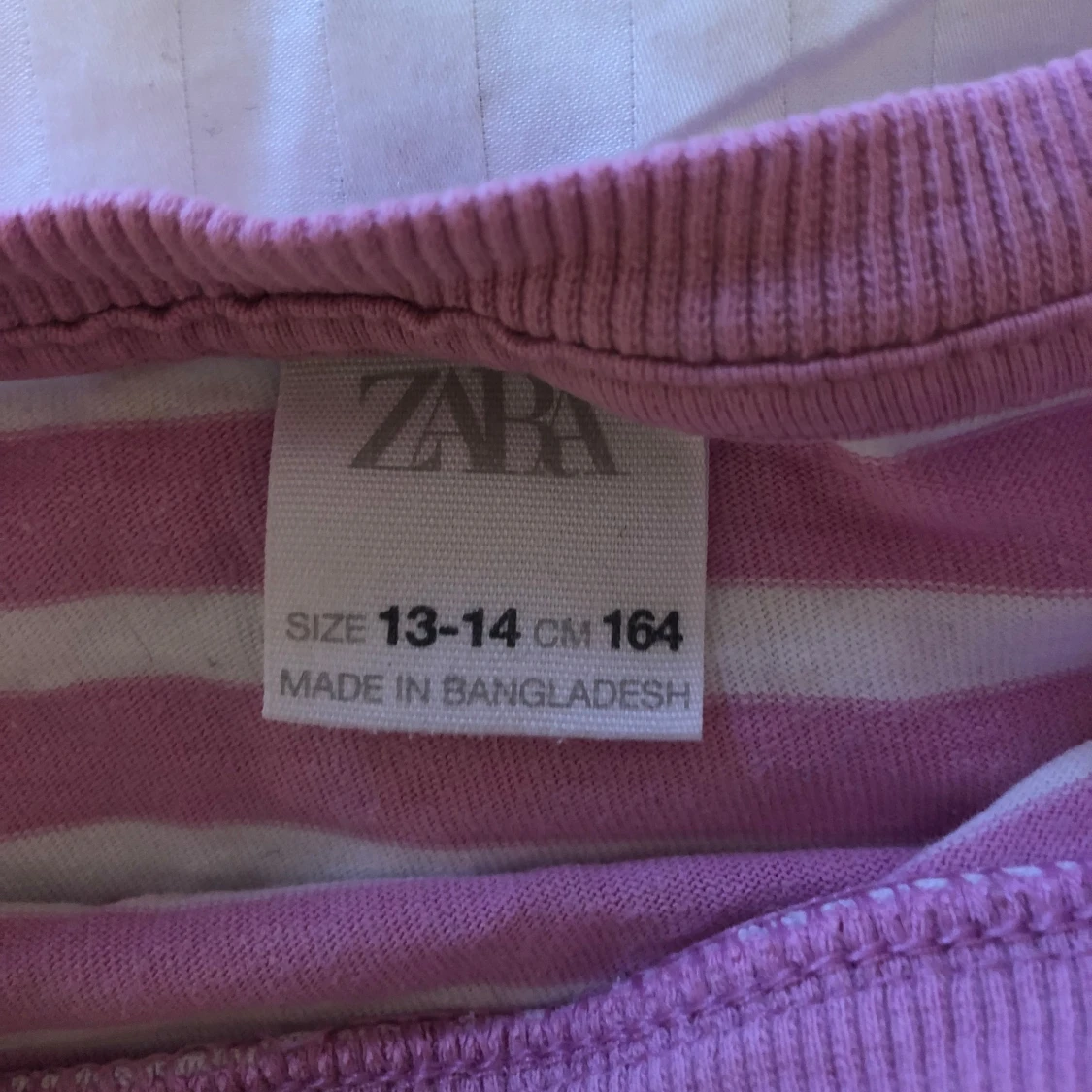 Rosa och vit randig t-shirt  från Zara - 2