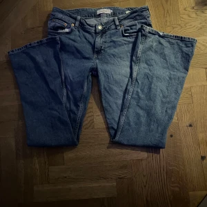 Blå jeans från Junkyard - Snygga blå jeans från Junkyard med klassisk femficksdesign och gul söm på bakfickorna. De har en bekväm passform och är perfekta för en avslappnad stil. Aldrig använda då dom var för stora.