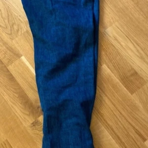 Lowwaist jeans - Säljer mina jeans då dem blivit lite thighta för mig, lowwaist jeans med en ganska straight fit. NYPRIS:600kr