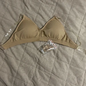 Beige bh konståkning - Säljer en beige bh med transparenta axelband och beiga band som tillkommer. Använd under konståkningstävling och köpt på Tinas konståknings shop. Använd 3 gånger ungefär. Osäker på storlek men skulle säga S-M eller B kupa 🤗