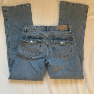 Blå jeans med bootcut - Superfina blå jeans med stängda bakfickor, låg midja och bootcut! Från Lager 157. Aldrig använda så nyskick, utan tecken på användning, måtten finns bland bilderna❣️ skriv jättegärna om du har frågor💫💖