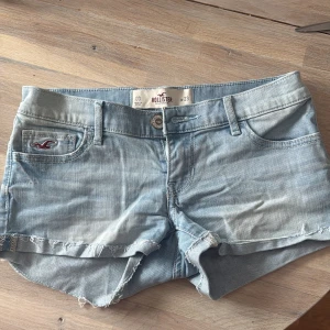 Ljusblå lågmidjade jeansshorts från Hollister - Säljer dessa Snygga ljusblå lågmidjade  jeansshorts från Hollister☺️ storleks w23