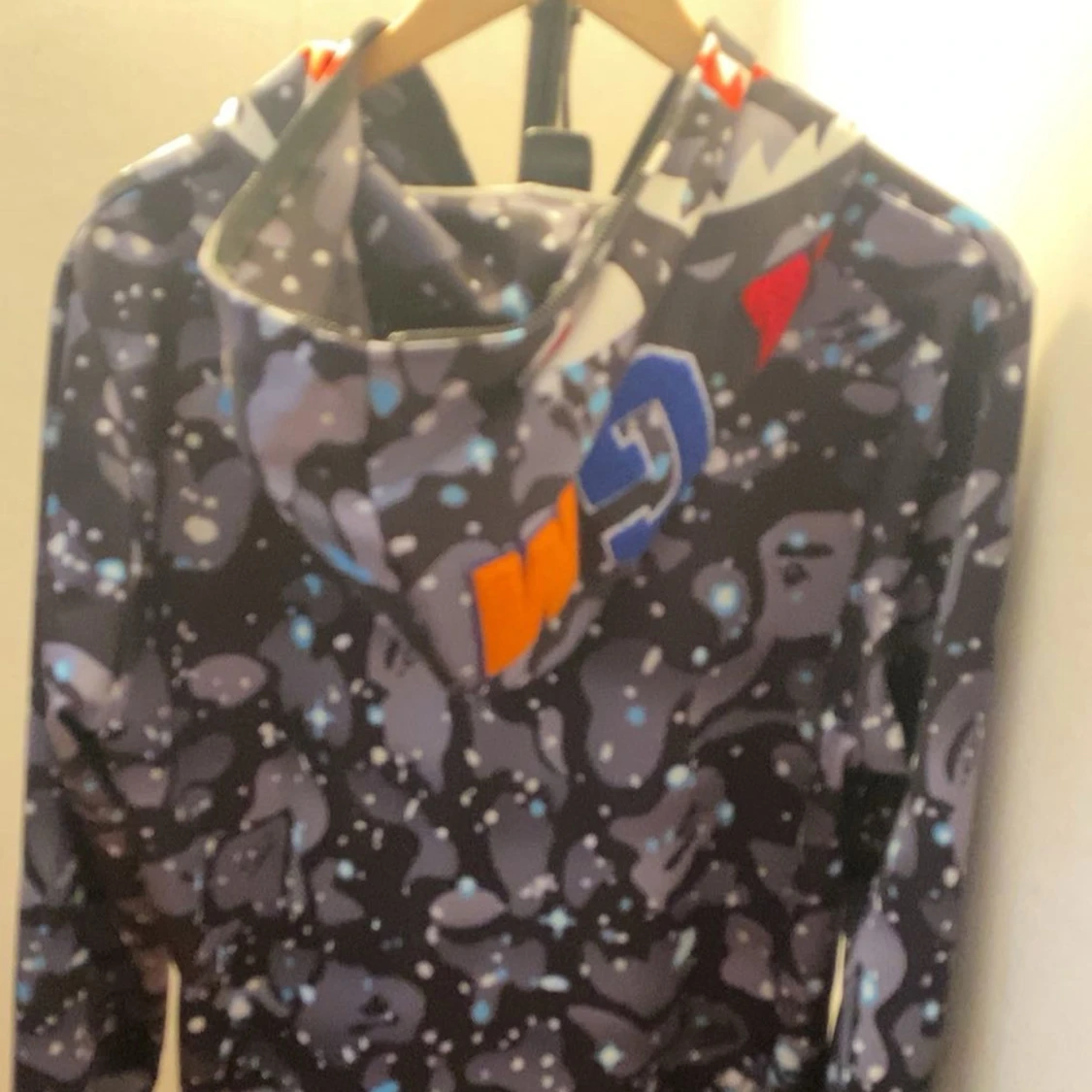 Mönstrad hoodie med hajmotiv - 1