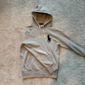 Ralph Lauren Big Pony Hoodie - Säljer nu denna sällsynta och eftertraktade Ralph Lauren hoodie i extremt bra skick|Pris:1499kr|Storlek S|Bara att skriva vid frågor/funderingar!