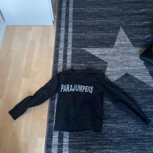Svart fleece tröja från Parajumpers - Säljer en svart fleece tröja från Parajumpers med deras logga tryckt på bröstet och ett märke på ärmen. Säljer denna för denna är för liten och passar inte mig. Tröjan har mycket kvar att ge då skicket är i mycket gott skick. Sitter i storlek 164-170 rekommenderar 164 Nypris - 2100. Hör av dig gärna om du är intresserad🤩🤩🤩