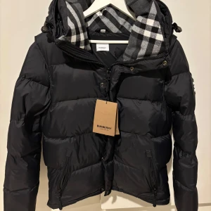 Burberry pufferjacket  - Säljer ny oanvänd burberry puffer storlek S. Tyvärr snygg jacka, kan bli till väst. Kontakta för mer bilder eller diskutera om pris🙂
