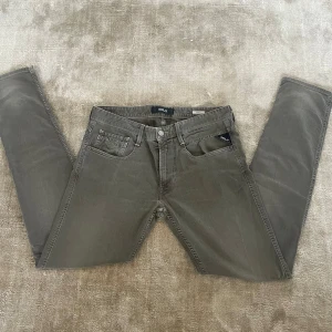 Grå Replay Anbass - Säljer ett par feta anbass jeans från Replay. Modellen är Anbass och Storlek 33. Generellt bra skick‼️Pris kan diskuteras och svarar snabbt‼️
