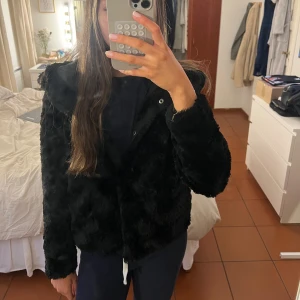 pälsjacka med luva - mysig vårjacka som aldrig kommit till användning då den är för liten. stl s💕💕