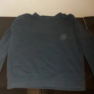 Mörkblå tröja från D.M.D by denim day - Säljer en mörkblå tröja från D.M.D by denim day. Tröjan har en enkel design med långa ärmar och rund hals. Perfekt för en avslappnad stil. Passar bra till jeans eller chinos.