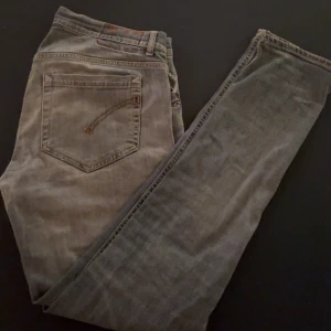 Blåa dondup George jeans  - Säljer ett par blåa dondup George, med extremt feta slitningar, man kan ha dom året runt och passar till de mesta! Om ni har några funderingar är de bara att skriva!