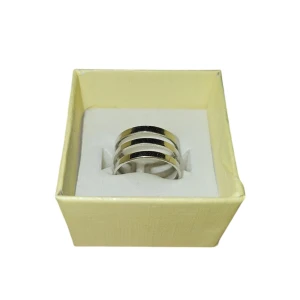 Silverfärgad ring i modern design - Stilren och modern ring i silverfärg med flera parallella band. Perfekt för att ge en elegant touch till din outfit. Öppen Ring, men begränsat, börjar på US 5 eller 15.7 mm