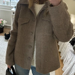 Beige jacka - Perfekt kappa till våren som är i jätte bra skick!💓