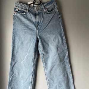 Blå jeans från 157 - Snygga blå jeans från 157 med klassisk design. De har en rak passform och är perfekta för en avslappnad stil. Jeansen har en knappgylf och femficksmodell.