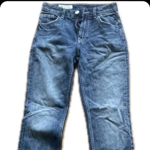 Bootcut jeans - Snygga blå jeansbyxor med en klassisk design. Byxorna har en rak passform och är perfekta för en avslappnad stil. De har fem fickor och en knappgylf. Från zara, är i storlek 32. Skriv privat för mått.