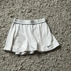 Vit tennis kjol  - Säljer dennna vita tennis kjol från Nike i storlek S, men passar även XS.