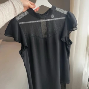 Svart blus / topp - Svart blus, storlek S