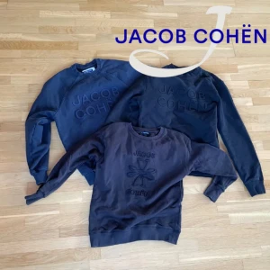 Jacob Cohen Tröjor - Säljer dessa tre sjukt snygga jacob cohen sweatshirts. 2 svarta 1 marinblå. Storlek M och S. 1100kr styck eller alla för 2800kr. Ta en titt i profilen för mer info och individuella annonser!!