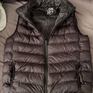 Väst - Säljer nu min väst då jag växt ur den, helt vanligt zalando väst. Inget som ä sönder på västen, priset ej hugget i sten 