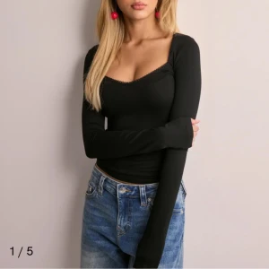 Svart topp NELLY - Snygg svart topp från NELLY med fina detaljer vid urringningen. Aldrig använd, storlek S💞