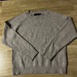 Rosa stickad tröja från Vero Moda - Säljer min rosa/beiga stickade tröja från Vero Moda! Den är i fint skick. Köparen står för frakt 💕