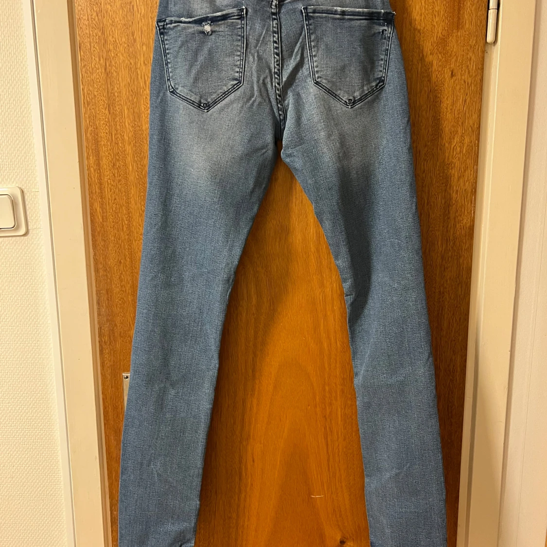 Blå jeans med slitningar - 1