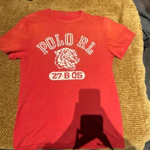 Röd t-shirt från Polo Ralph lauren - Snygg röd t-shirt från Polo Ralph lauren i storlek m men passar s nypris 1000 mitt pris 299, grymt skick
