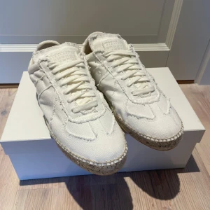 Maison Margiela Espadrilles  - Maison Margiela Espadrilles | Helt nya | Det som följer med är 2 dustbags, box och äkthets bevis | Nypris ca 6000 | Om du har en fråga är det bara att skriva.