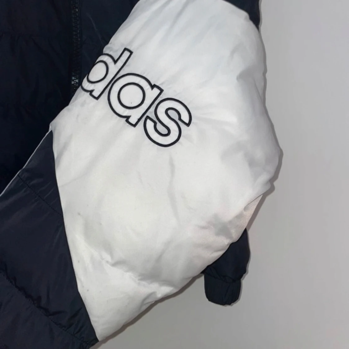 Svart och vit pufferjacka från Adidas - 2