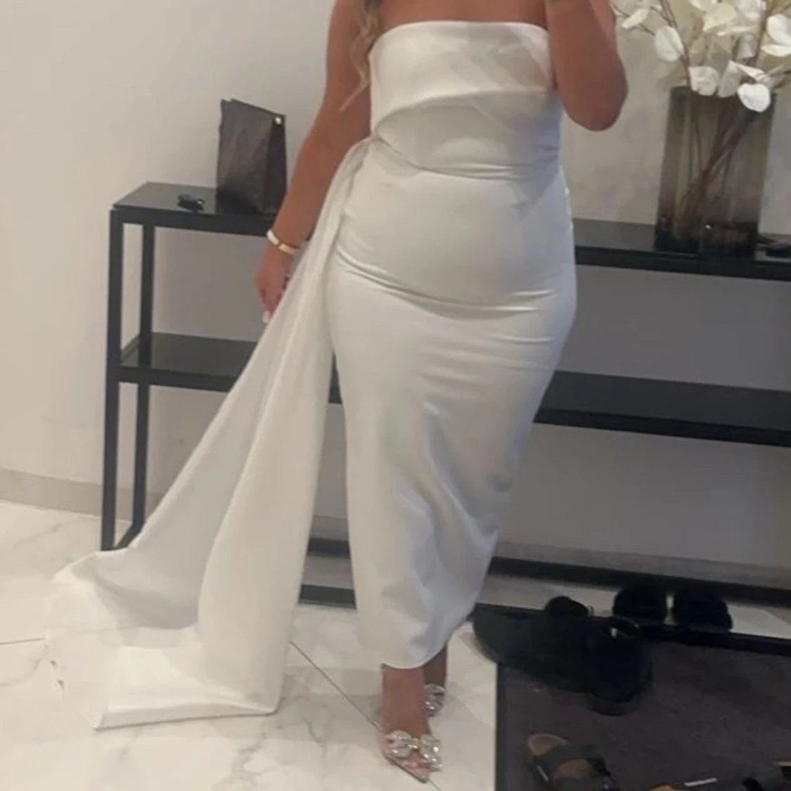 Vit axelbandslös klänning - 1