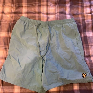 Lyle & Scott badbyxor  - Gröna badbyxor från Lyle & Scott, knappt använda. Strl L. 