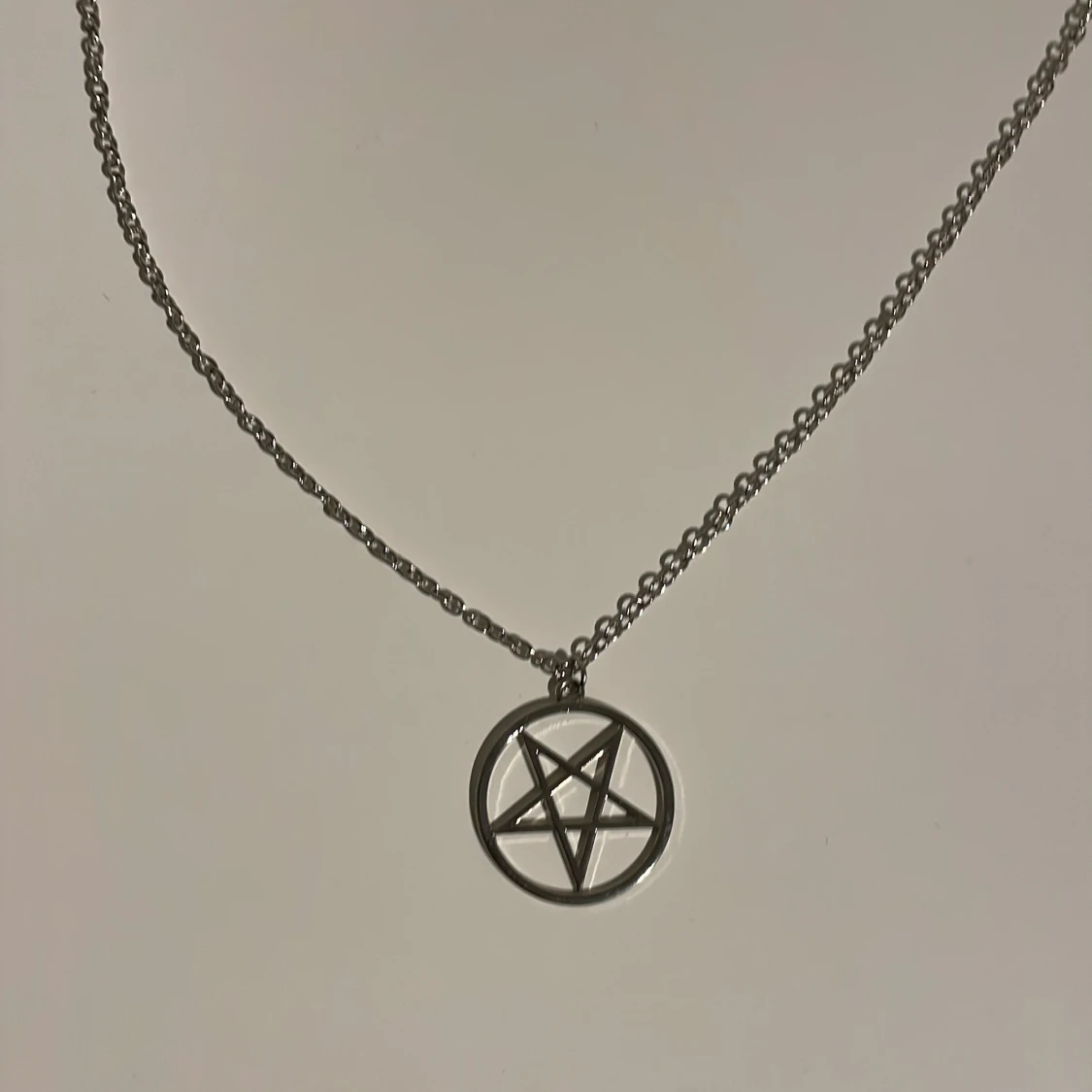 Silverfärgat halsband med pentagram
