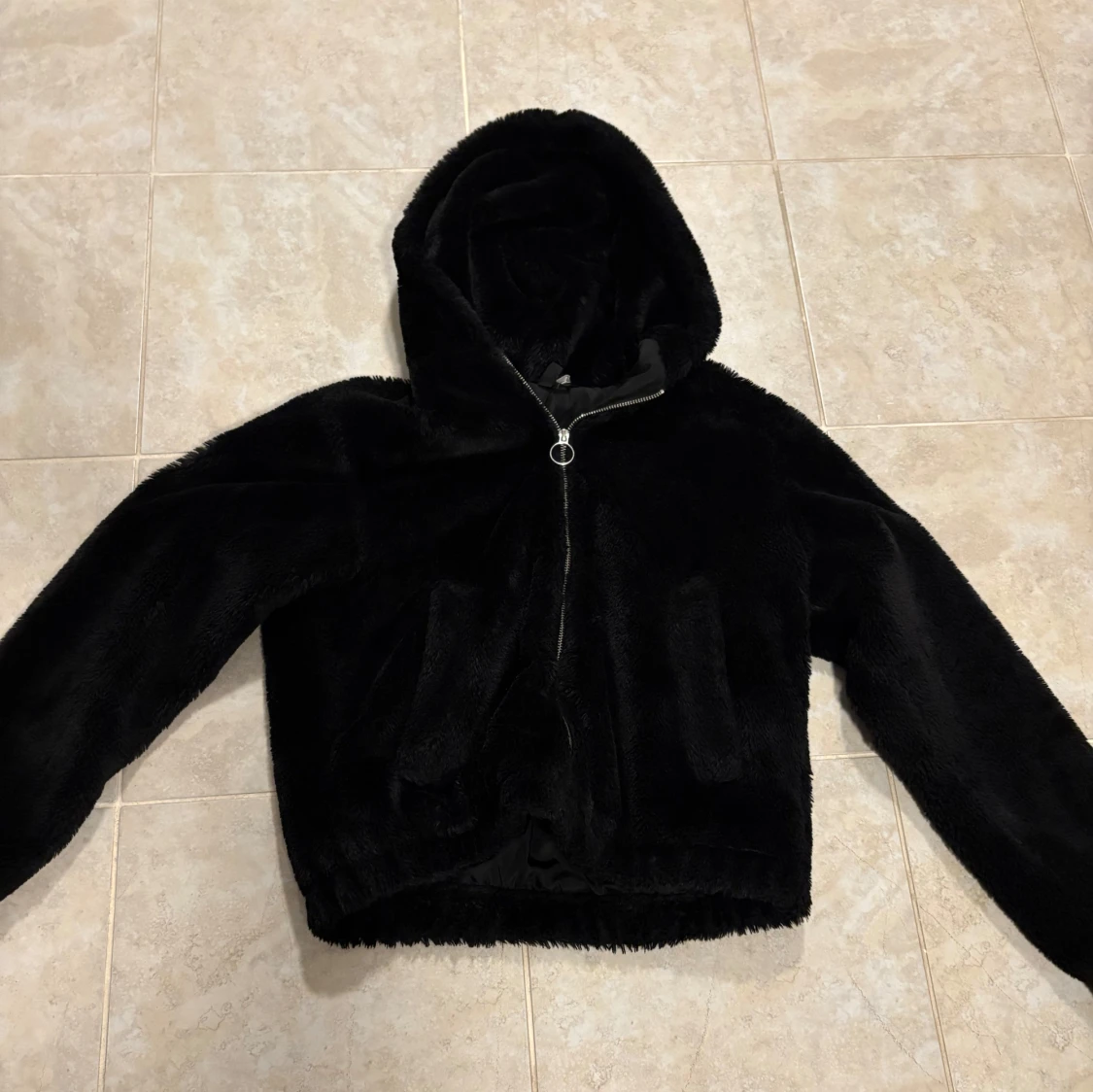 Svart pälsjacka från H&M