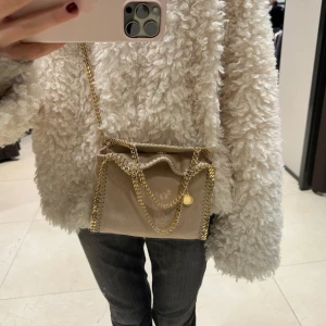 Stellamcartney väska🎀 - Super fin Stella väska🎀 Mina egna bilder!! Nypris runt 9000kr🥰