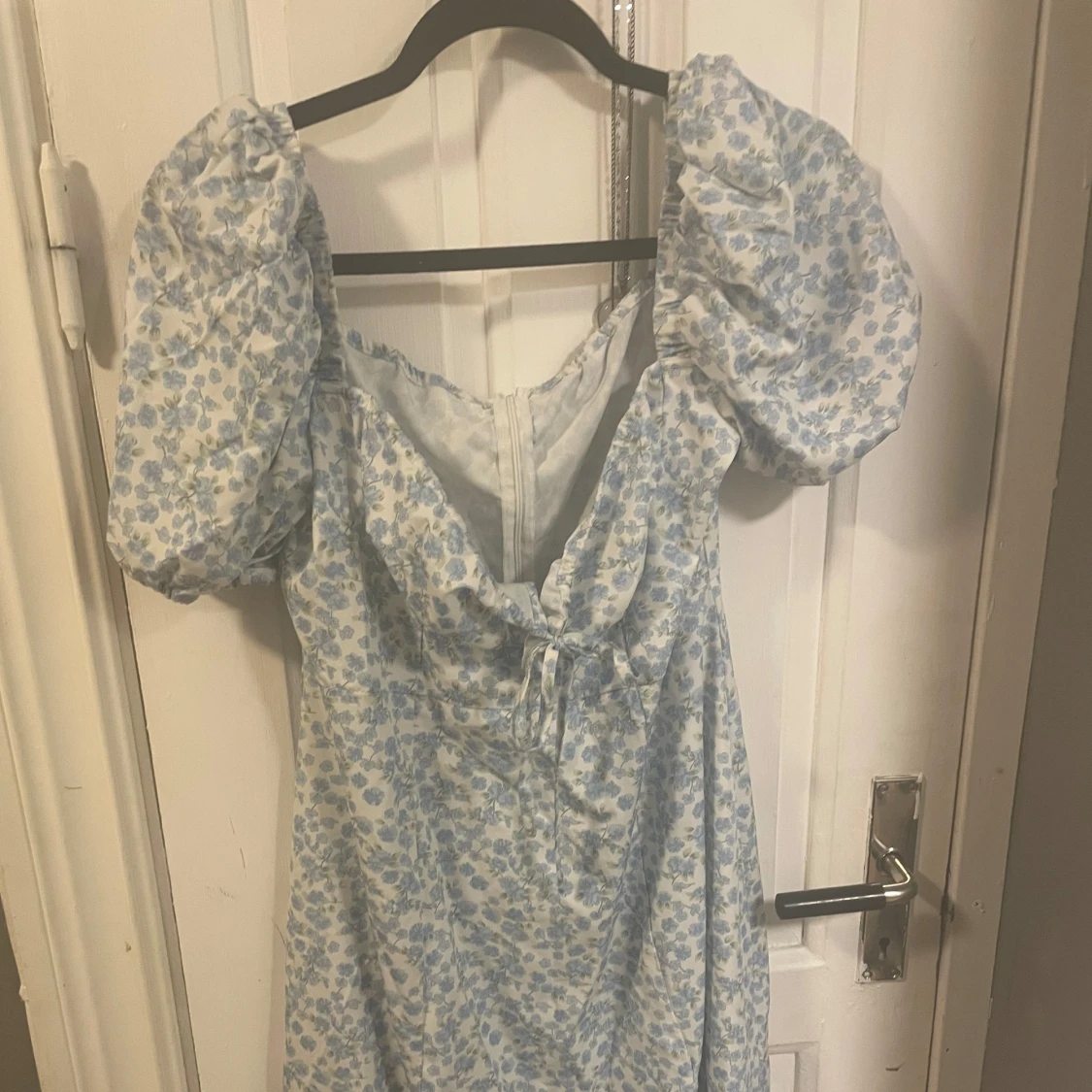 Blommig långklänning med puffärmar