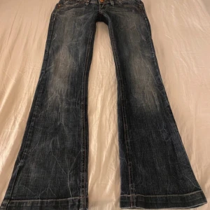 lågmidjade bootcut jeans - W28/L34, midjemått: 40cm tvärs över, innerbenslängd: 83cm, grenhöjd 17cm, jag har tyvärr inga bilder på då dom är för små för mig 💕
