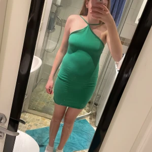 Klänning  -  Säljer en grön klänning från H&M divided I storlek S. Den har lite öppen rygg samt är en kort och tajt modell.  den är i mycket bra skick 💕