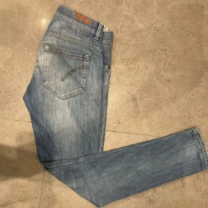 Dondup 29 - Tjena! Säljer dessa ljusa dondup som är perfekta till sommaren| modell George| storlek 29| vid frågor kontakta mig😀