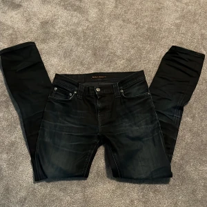  nudie jeans - Ett par feta nudie jeans, storlek 27/34 men sitter kortare än vanligt, mycket bra skick. Kom gärna med prisförslag ! om du har frågor kom dm🫡🫡