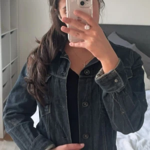 Jeansjacka från G-Star RAW - Säljer en snygg svart jeansjacka från G-Star RAW. Jackan har knappar framtill och två bröstfickor med knappstängning. Perfekt för en casual look!