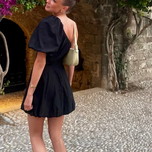 Svart oneshoulder klänning - Svart oneshoulder klänning med puffärm 🥰