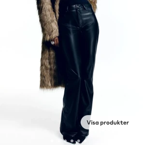 Svarta skinnbyxor - Snygga svarta skinnbyxor med medelhög midja och bootcut-stil. Använda få gånger:)