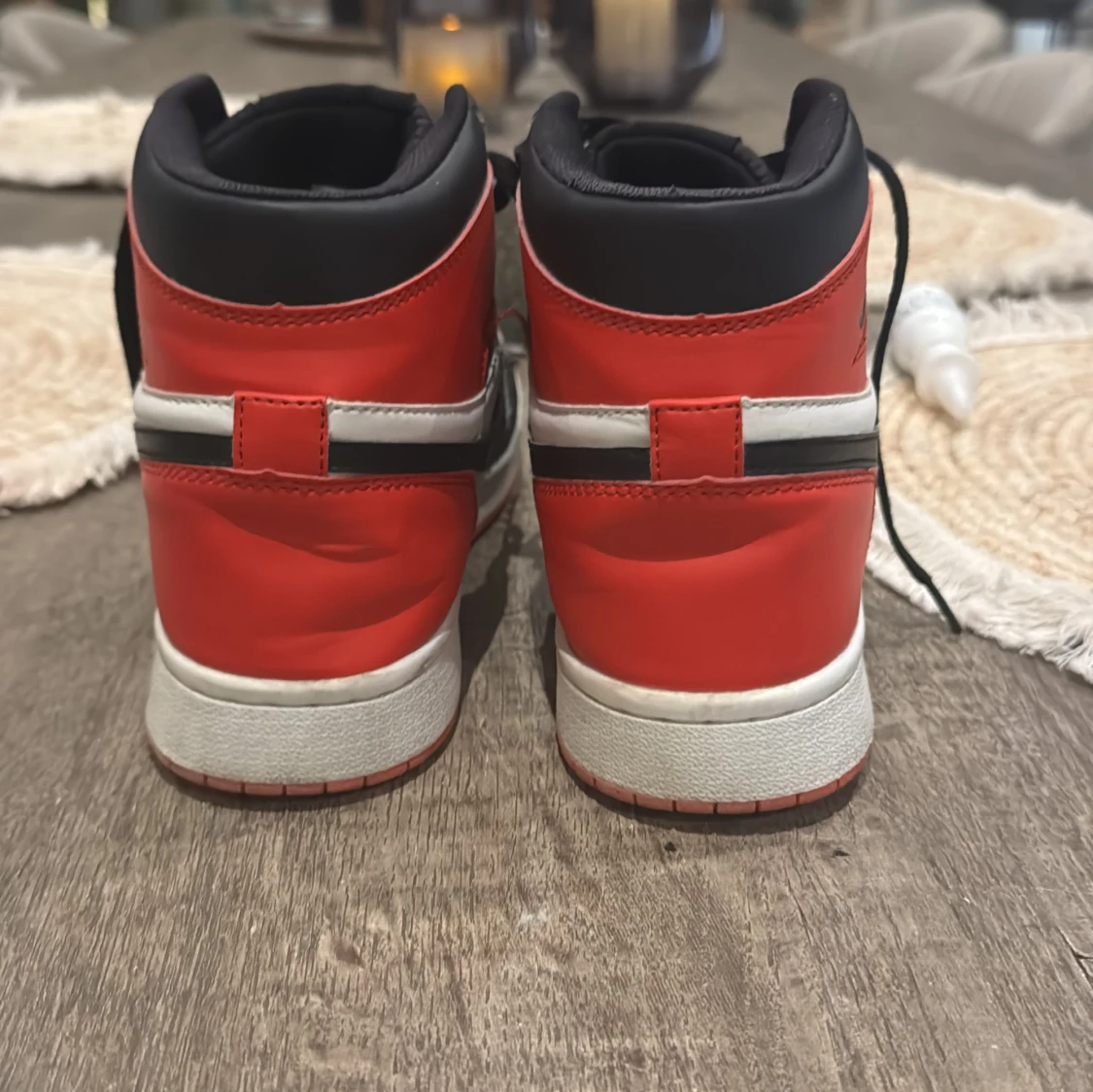 Nike Air Jordans i svart, röd och vit - 3