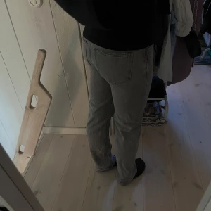 Gråa Ginatricot jeans - Säljer nu dessa ginatricot jeans, köptes för cirka två år sedan, och är knappast andvända, max cirka 6-7ggr. Färgen framhävs bäst på bild nr 3. Jeansen är sanna i storleken (34) och sitter fint på. Säljer pga att de är för små för mig❤️ skriv för mer info🥰