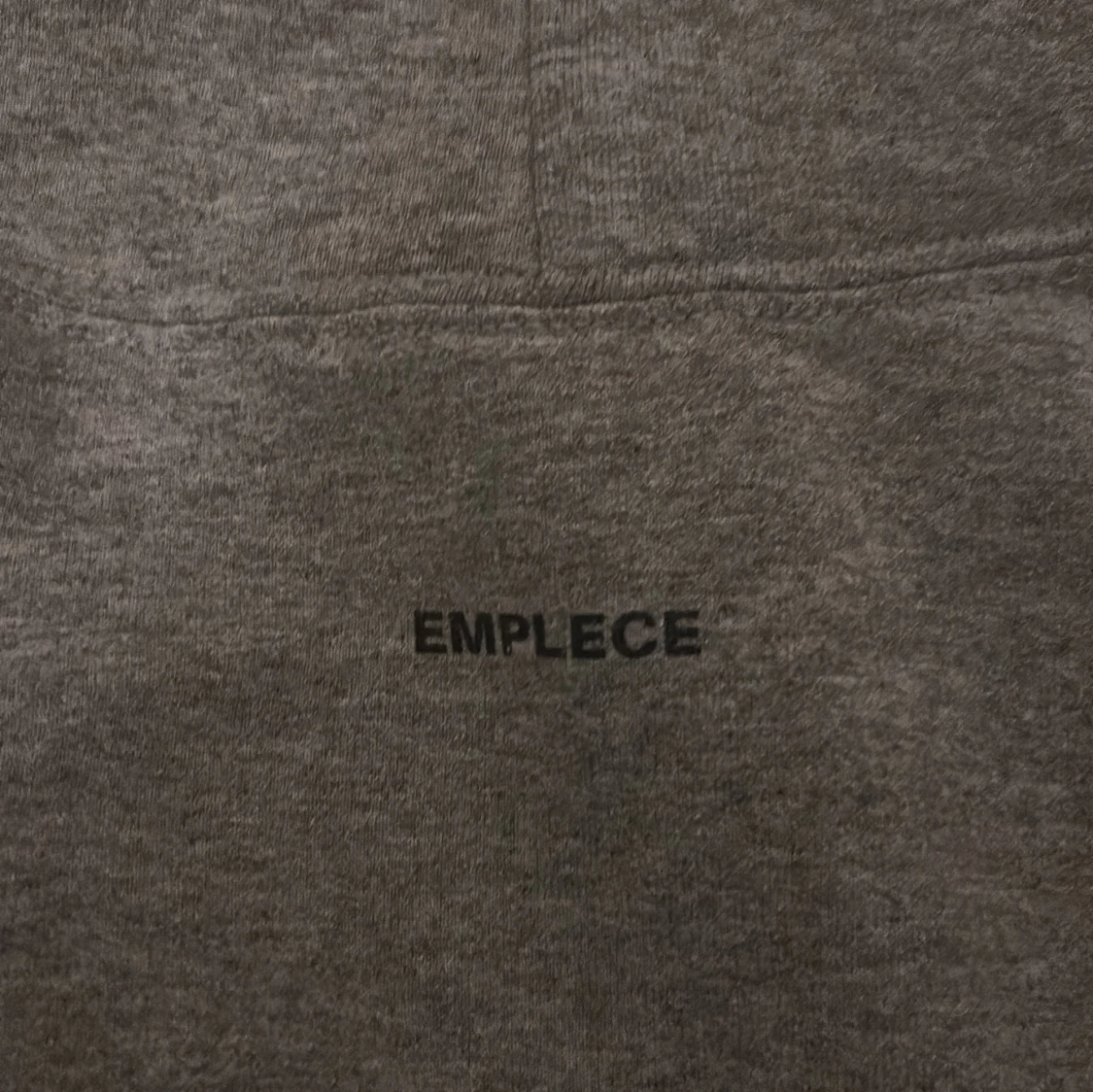 Grå hoodie från Emplece - 2