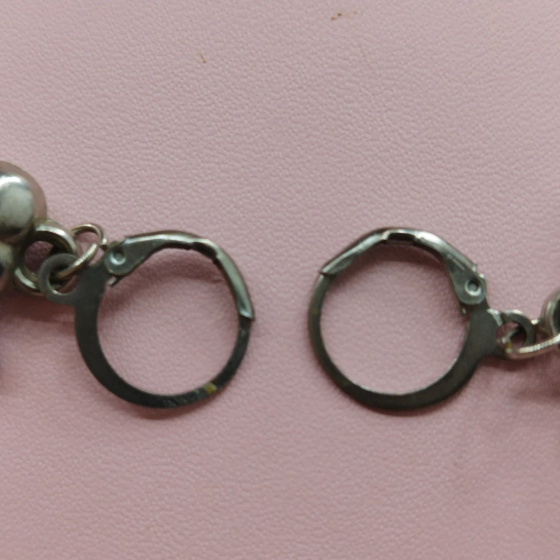 Silverfärgade örhängen med hjärta och pil - 1